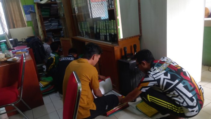 Lewat Gotong Royong Jumat Pagi, Tim TU MTsN 1 Batang Hari Eratkan Kebersamaan dan Rapikan Dokumen Lewat Gotong Royong Jumat Pagi, Tim TU MTsN 1 Batang Hari Eratkan Kebersamaan dan Rapikan Dokumen