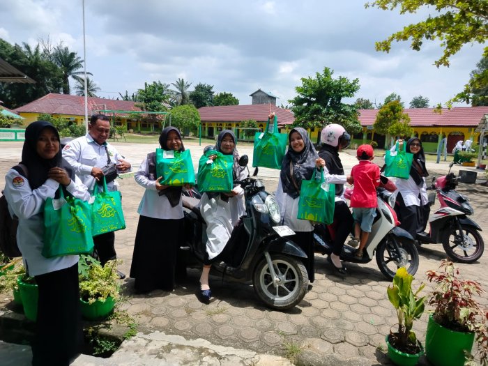 Wajah Ceria Guru dan Staf MTsN 1 Batang Hari Terima Bingkisan Lebaran dari Kopsis Al-Ikhlas