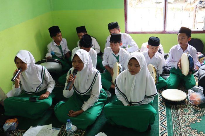 Lantunan Shalawat Tim Hadroh Hubbul Wathon Tambah Kesyahduan Peringatan Maulid Nabi di MTsN 1 Batang Hari Lantunan Shalawat Tim Hadroh Hubbul Wathon Tambah Kesyahduan Peringatan Maulid Nabi di MTsN 1 Batang Hari
