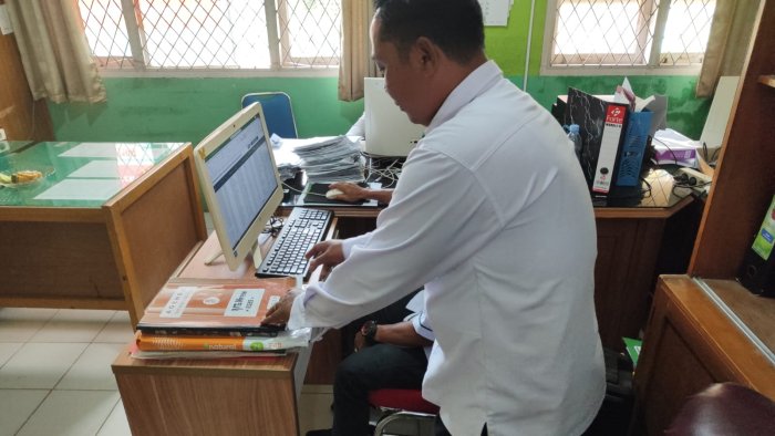 Jamin Validitas Data: Kepala MTsN 1 Batang Hari Monitoring Penginputan Buku Induk Digital oleh Khotib Huzuaini