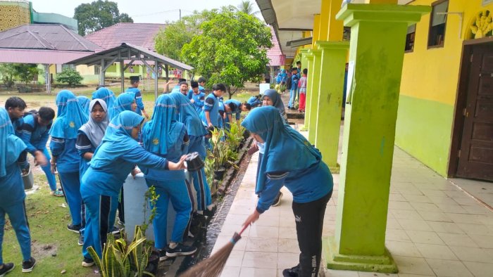 Hujan Bukan Halangan, Semangat Gotong Royong Siswa MTsN 1 Batang Hari Tetap Membara di Pagi Jumat Berkah Hujan Bukan Halangan, Semangat Gotong Royong Siswa MTsN 1 Batang Hari Tetap Membara di Pagi Jumat Berkah