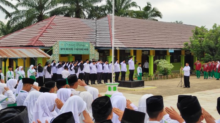 Kepala MTsN 1 Batang Hari Tegaskan Komitmen Jaga Kebersihan Madrasah dalam Upacara Senin
