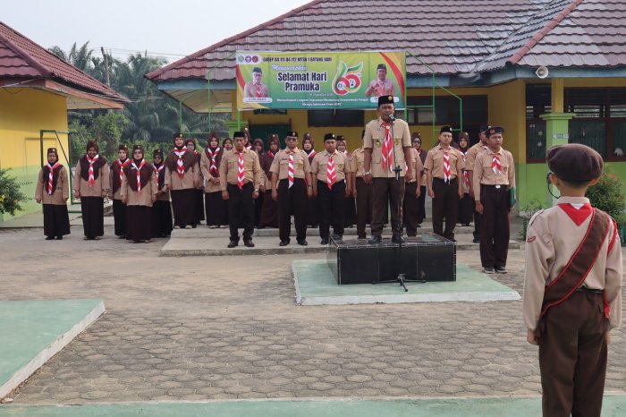 Peringati Hari Pramuka ke-65, MTsN 1 Batang Hari Laksanakan Upacara Penuh Khidmat di Lapangan Upacra Madrasah