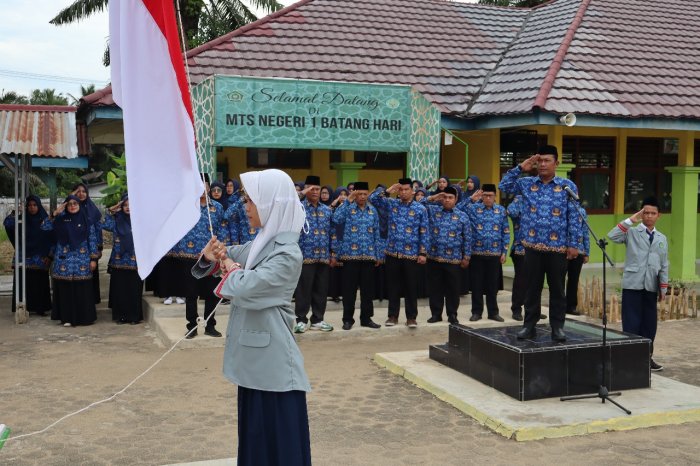 Khidmat dan Penuh Semangat, MTsN 1 Batang Hari Gelar Upacara Peringatan Hari Sumpah Pemuda Ke-97