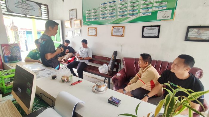 Menanti Jum'atan, Koridor PTSP MTsN 1 Batang Hari Jadi Ruang Diskusi Santai Staf TU Menanti Jum'atan, Koridor PTSP MTsN 1 Batang Hari Jadi Ruang Diskusi Santai Staf TU