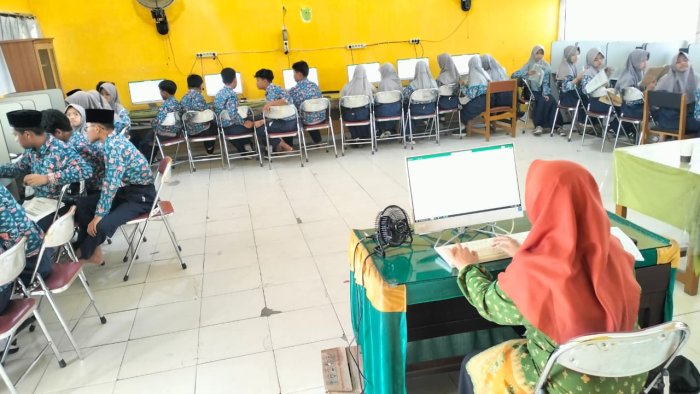 Asah Skill Digital, Siswa MTsN 1 Batang Hari Antusias Dalami Microsoft Excel di Labor TIK