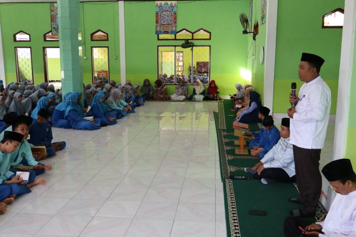 Usai Yasinan, Kepala MTsN 1 Batang Hari Bakar Semangat Siswa Kelas IX Usai Yasinan, Kepala MTsN 1 Batang Hari Bakar Semangat Siswa Kelas IX