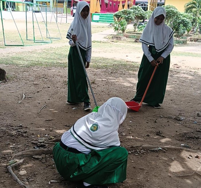 MtsN 1 Batang Hari Sambut Hari Sumpah Pemuda Dengan Aksi Bersih Kelas
