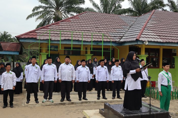 Ibu Sariani. SN Tekankan Kedisiplinan dan Kebersihan pada Upacara Rutin Senin Pagi di MTsN 1 Batang Hari