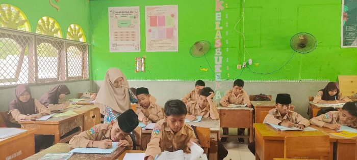 Mengasah Nalar: Siswa Kelas 8.C MTsN 1 Batang Hari Belajar Menulis Artikel Ilmiah Bersama Ibu Yuningsih, S. Pd.