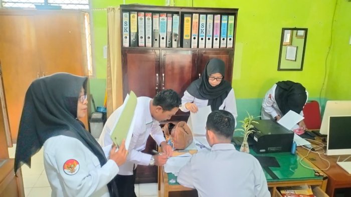 Selesaikan Administrasi Bulanan, Staf TU MTsN 1 Batang Hari Pastikan Pelaporan ke Kemenag Tepat Waktu