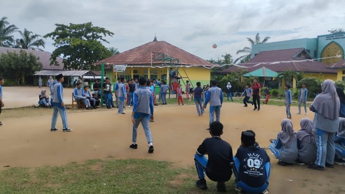 Duel Sengit 9A vs 9B Pada Class Meeting Voli Putra MTsN 1 Batang Hari!