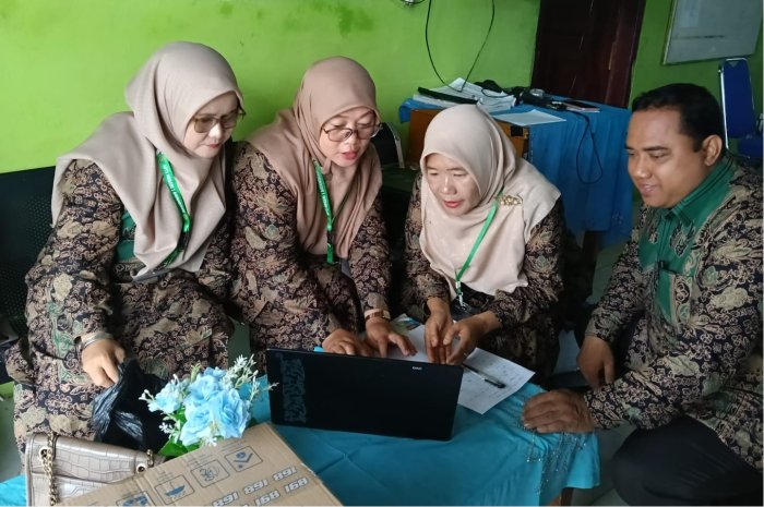 Wakakur Beri Tunjuk Ajar RDM untuk Pencetakan Data Rapor Siswa Kelas 7