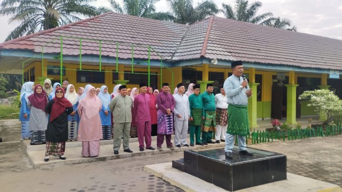 Awali Semester Genap, Kepala MTsN 1 Batang Hari Pimpin Apel Perdana Usai Libur Panjang