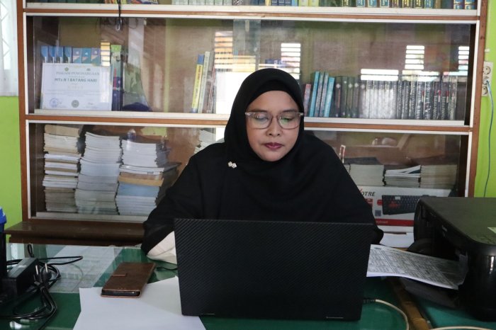 Kabut Asap Masih Pekat, Guru MTsN 1 Batang Hari Tetap Semangat Bekerja dan Laksanakan Pembelajaran Jarak Jauh (PJJ)