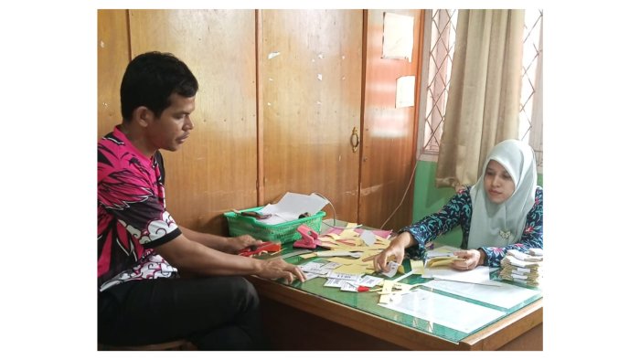 Persiapan Jalan Santai HAB Kemenag ke-80: Staf Tata Usaha MTsN 1 Batang Hari Sibuk Potong Nomor Undian
