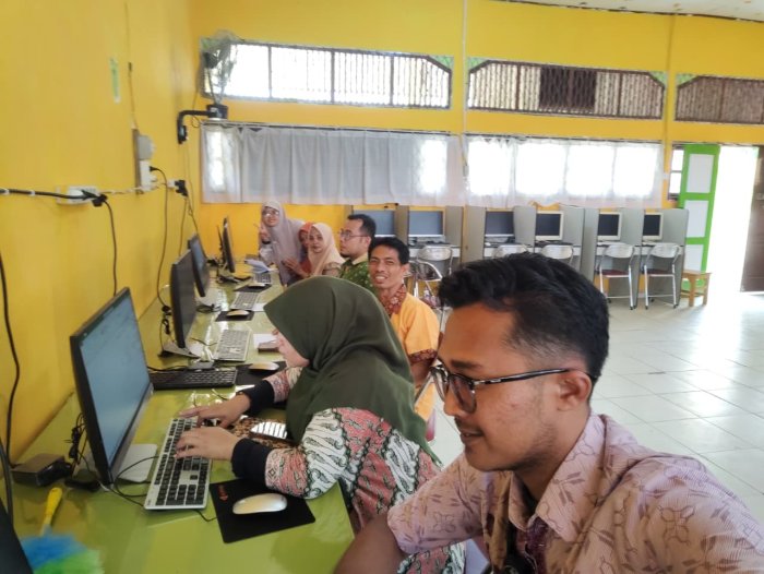 Tenaga kependidikan MTsN 1 Batang Hari Serius Isi SKP Triwulan 3