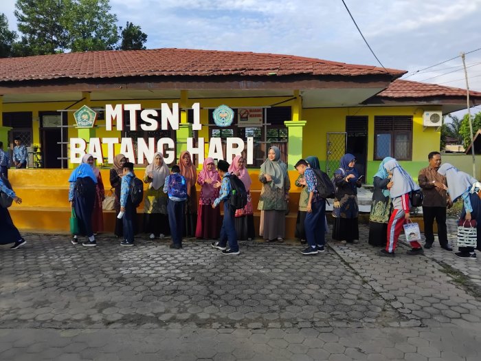 Ciptakan Madrasah Ramah Anak: Kepala Madrasah dan Guru MTsN 1 Batang Hari Sambut Siswa di Gerbang Sekolah.
