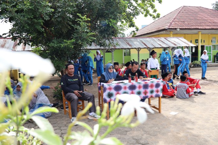 Duet Juri Spesial HGN! Staf TU dan Guru MTsN 1 Batang Hari, Uji Kualitas Vokal Siswa di Panggung Karaoke