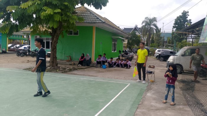 Kontribusi Terbaik: Staf TU MTsN 1 Batang Hari Jadi Hakim Garis Voli di Porseni HAB Kemenag Ke-80