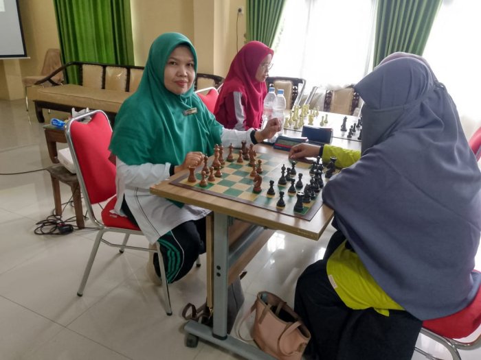 Duel Strategi Catur Putri HAB Kemenag ke-80: Ibu Rina Kaswanti MTsN 1 Batang Hari Berduel Strategi di Papan Catur Putri