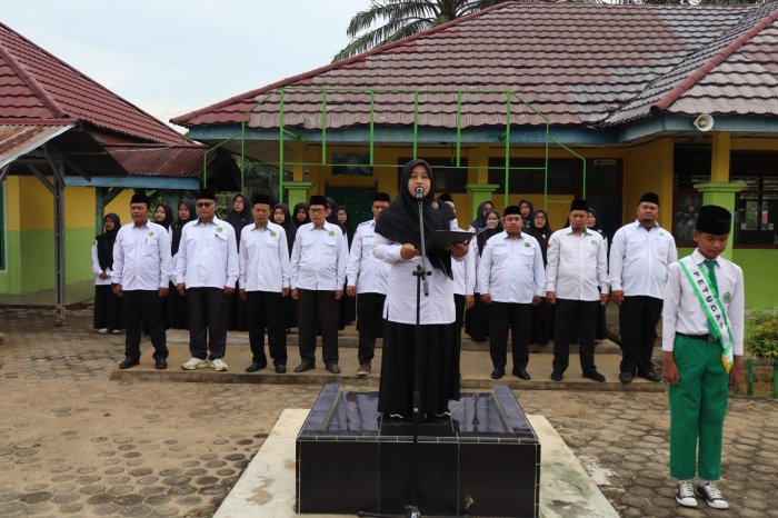 Upacara Bendera MTsN 1 Batang Hari: Ibu Fitri Khoerunnisa Ajak Siswa Jadi Hebat Lewat Kebiasaan Sederhana