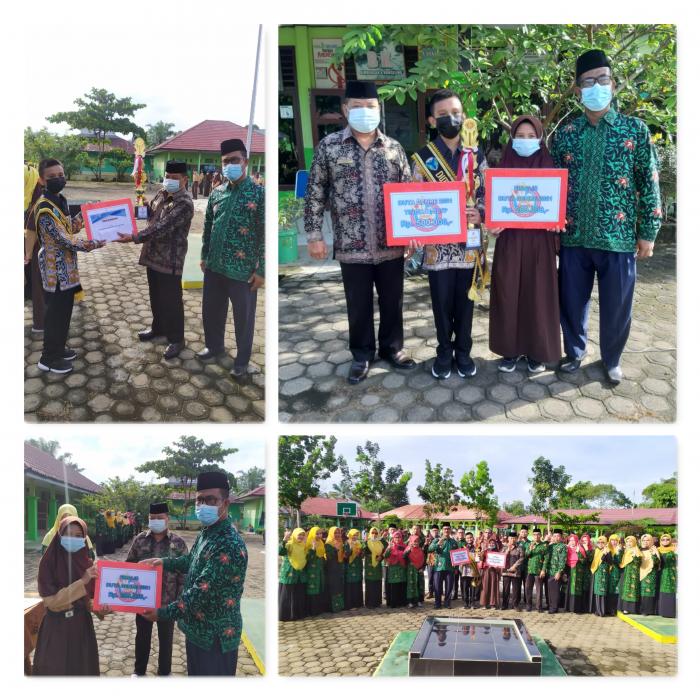 Berprestasi Dimasa Pandemi, KaKankemenag Kabupaten Batanghari Serahkan Tropi dan Piagam Kepada Duta GenRe Terpillih MTsN 1 Batanghari