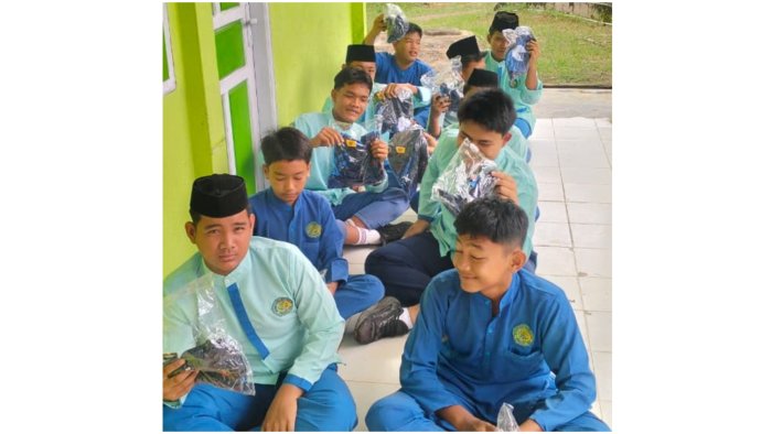 Semangat HAB ke-80! MTsN 1 Batang Hari Serahkan Kostum Tim Voli untuk PORSENI Kemenag