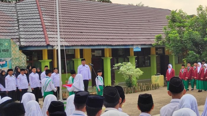 Jadikan Disiplin Fondasi, MTsN 1 Batang Hari Gelar Upacara Bendera Rutin Dan Penyerahan Beragam Piala