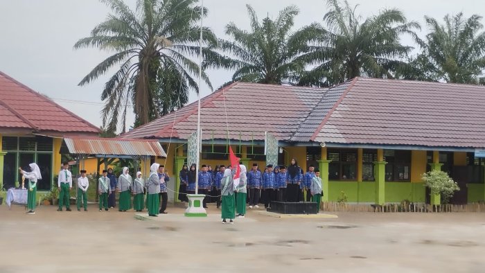 Tanamkan Karakter, MTsN 1 Batang Hari Angkat Tema Adab Saat Berbicara dalam Upacara bendera