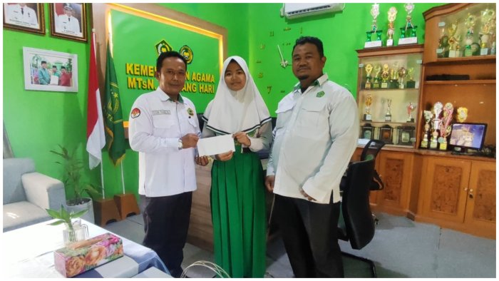 Siswa Berprestasi MTsN 1 Batang Hari Raih Beasiswa KPN Al-Karomah Kemenag Batang Hari Siswa Berprestasi MTsN 1 Batang Hari Raih Beasiswa KPN Al-Karomah Kemenag Batang Hari
