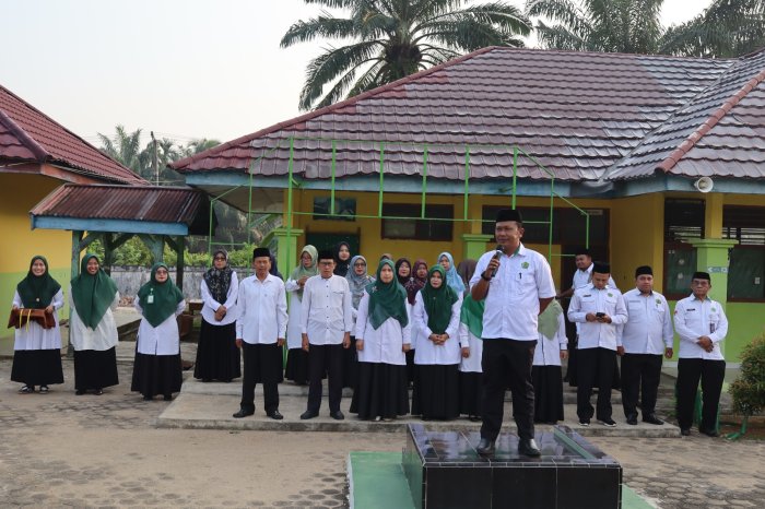Buka Secara Resmi ASAS Genap TA 2025/2026, Kepala MTsN 1 Batang Hari Kalungkan Kartu Ujian Simbolis Saat Apel Pagi Buka Secara Resmi ASAS Genap TA 2025/2026, Kepala MTsN 1 Batang Hari Kalungkan Kartu Ujian Simbolis Saat Apel Pagi