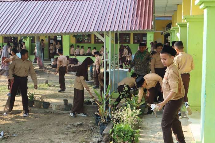 Wujudkan Madrasah yang Asri & Rindang, Gotong Royong Siswa Baru MTsN 1 Batang Hari Fokus Benahi Lingkungan Kelas Wujudkan Madrasah yang Asri & Rindang, Gotong Royong Siswa Baru MTsN 1 Batang Hari Fokus Benahi Lingkungan Kelas