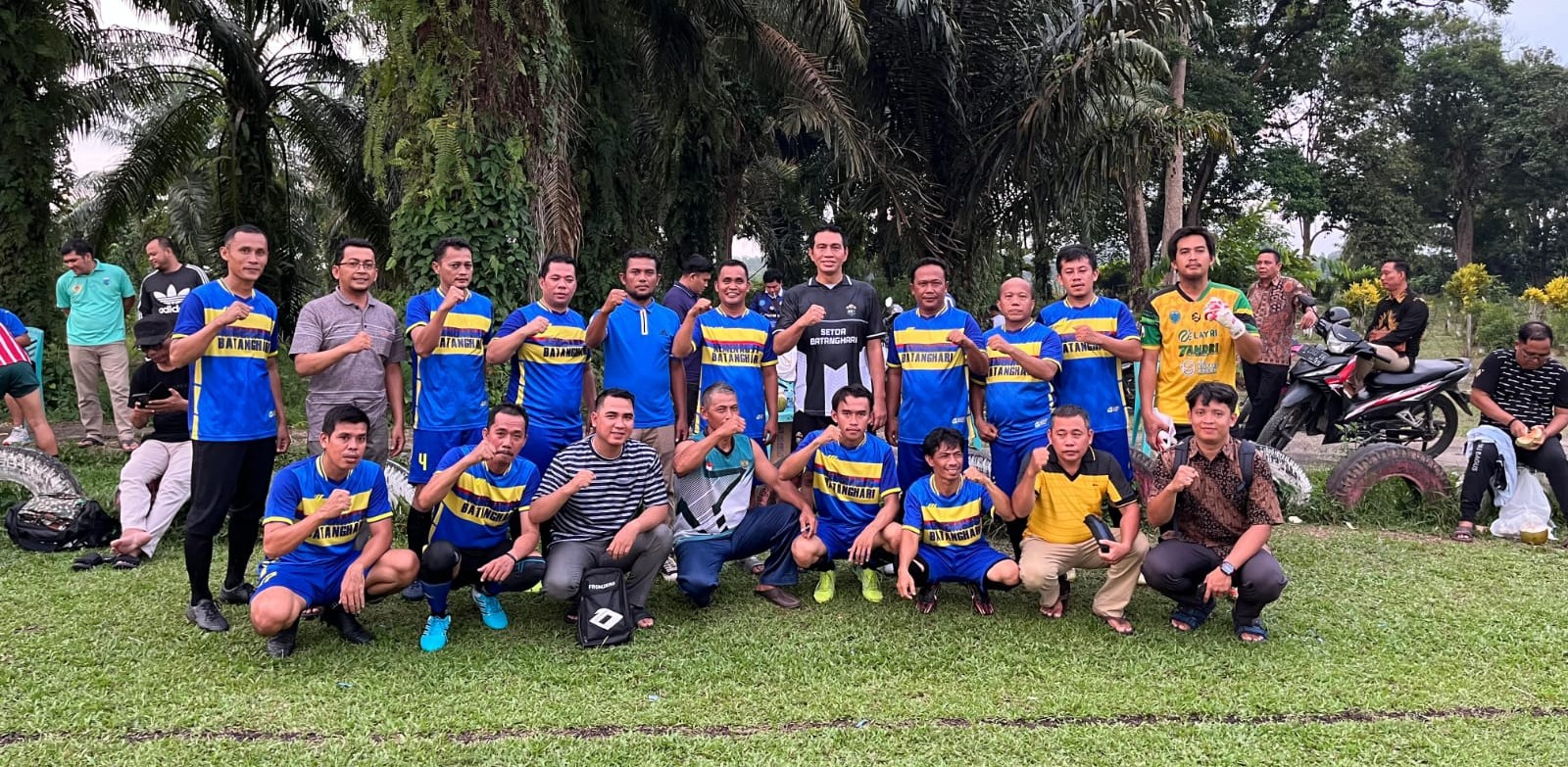 Laga Silaturahmi: Lima Punggawa MTsN 1 Batang Hari Bersama Kemenag FC Tantang Setda Batang Hari 