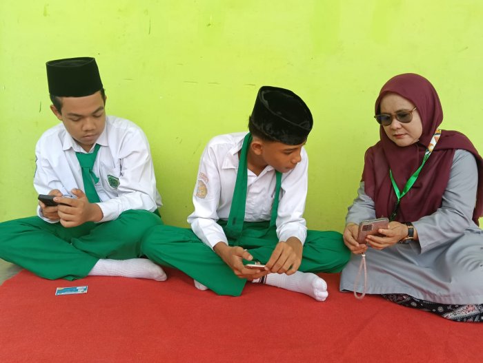 Demi Kelancaran Ujian, Panitia ASAS Dampingi Siswa Hadapi Masalah Teknis pada Ujian Berbasis Android