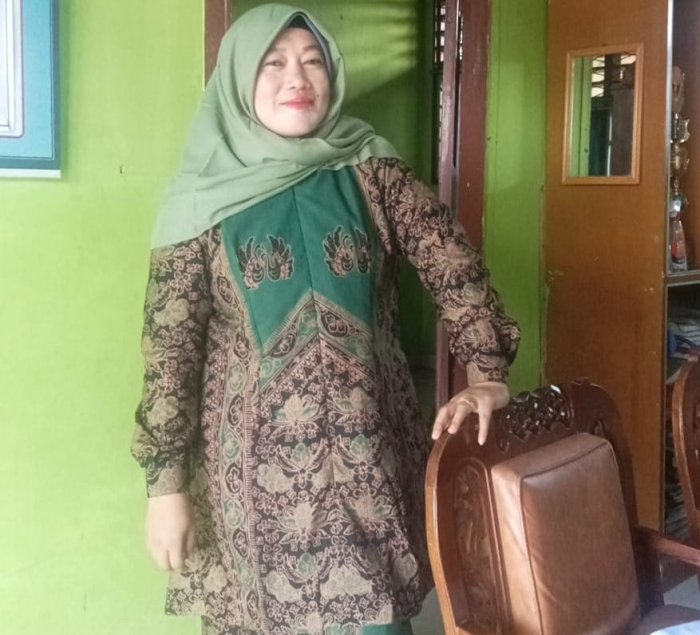 Wujud Totalitas, Guru dan Tenaga Kependidikan Kompak Menyiapkan Seragam Khusus untuk PKKM