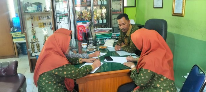 Peningkatan Kualitas Pelaporan: Plt. Kaur TU M. Chusaini Beri Pembinaan Penulisan LCKH