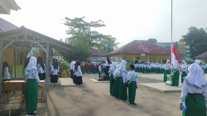 Hukum Newton Jadi Tema Utama Upacara Bendera MTsN 1 Batang Hari
