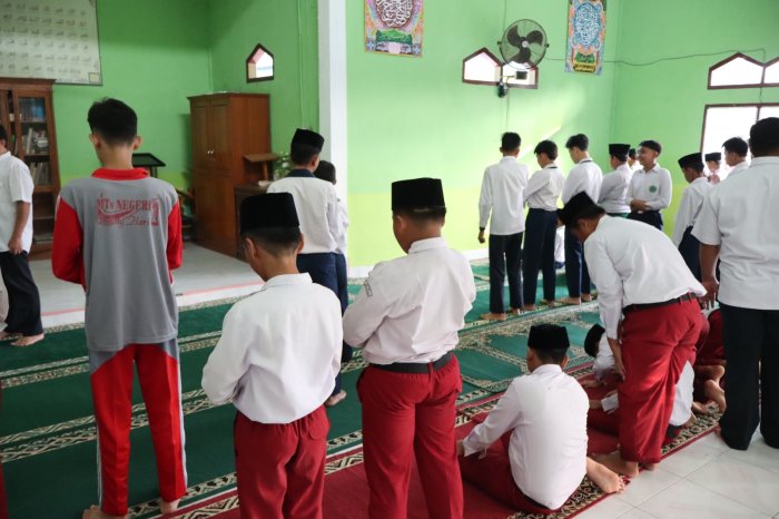 Tingkatkan Ketakwaan Bersama Murid baru, Siswa MTsN 1 Batang Hari Gelar Sholat Dhuha di Mushola Madrasah Tingkatkan Ketakwaan Bersama Murid baru, Siswa MTsN 1 Batang Hari Gelar Sholat Dhuha di Mushola Madrasah