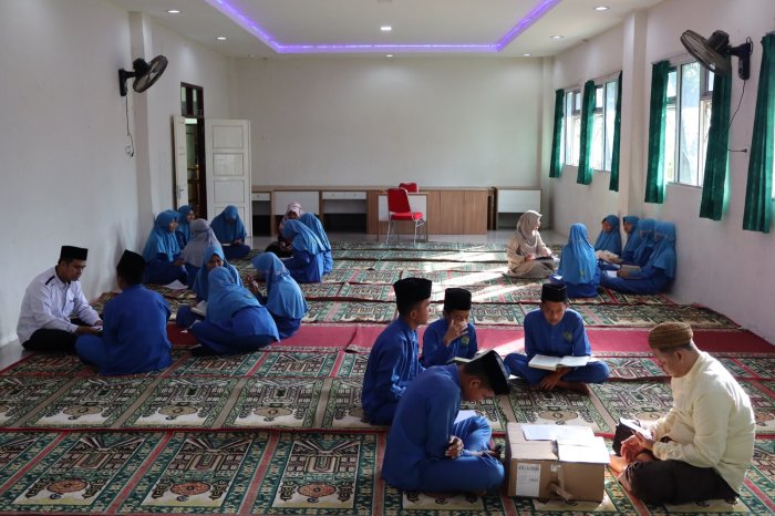 Wujudkan Generasi Qurani, Siswa MTsN 1 Batang Hari Intensifkan Setoran Hafalan di Aula Asrama