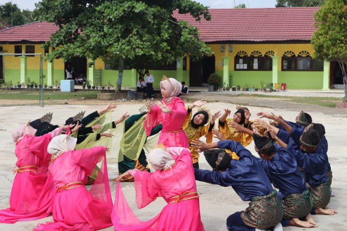 Lestarikan Budaya: Gemulai Tari Daerah Warnai Ujian Praktik Seni Budaya di MTsN 1 Batang Hari