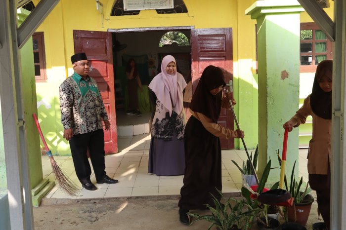 Sambut Tahun Ajaran Baru, Siswa MTsN 1 Batang Hari Kompak Gelar Gotong Royong Sambut Tahun Ajaran Baru, Siswa MTsN 1 Batang Hari Kompak Gelar Gotong Royong