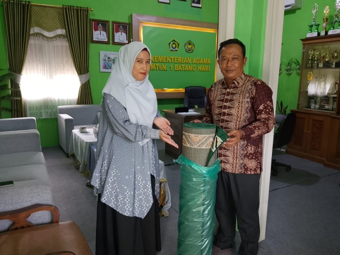 Wujud Kepedulian Wali Siswa, Musalla MTsN 1 Batang Hari Terima Wakaf  Karpet Roll Sajadah