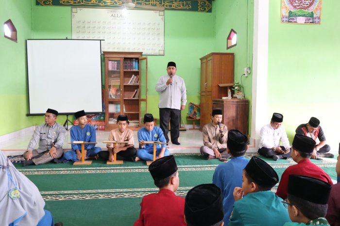 Gema Sholawat dan Yasin Rutin Jumat Pagi, MTsN 1 Batang Hari Bentuk Karakter Religius Siswa di Musala Madrasah