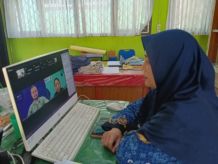 Guru Bahasa Inggris MTsN 1 Batang Hari Ikuti Kegiatan Zoom sosialisasi penggunaan aplikasi EnglishScore