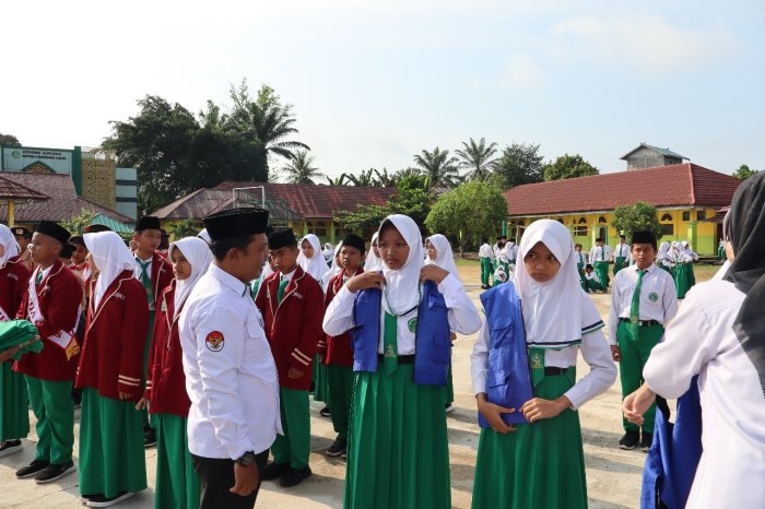 Kepala Madrasah Kukuhkan Pengurus PMR Baru: Siap Jadi Duta Kesehatan dan Kemanusiaan Kepala Madrasah Kukuhkan Pengurus PMR Baru: Siap Jadi Duta Kesehatan dan Kemanusiaan