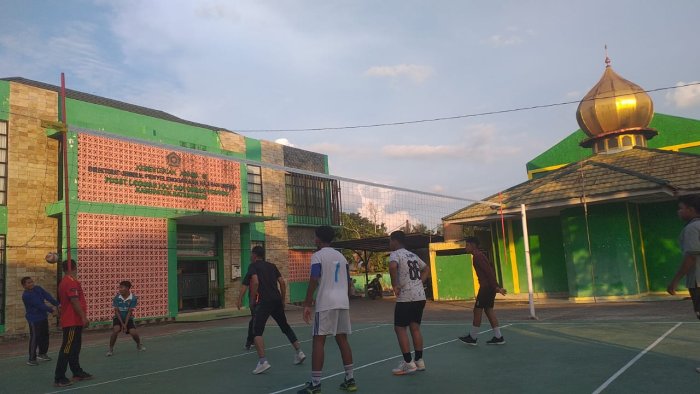 Satukan Langkah Menuju Puncak! Tim Voli Satker MTsN 1 Batang Hari Gelar Laga Uji Coba Lawan Tim Siswa