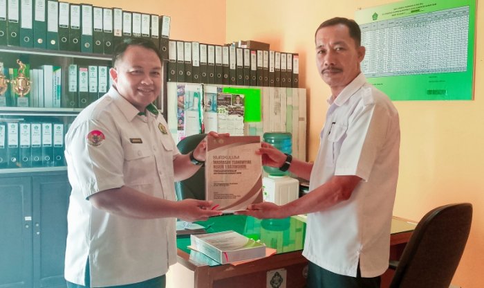 MTsN 1 Batang Hari Serahkan Dokumen Kurikulum Pembelajaran Mendalam dan Berbasis Cinta ke Kemenag