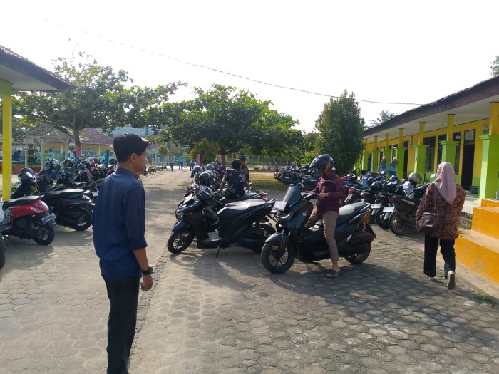 Jamin Kelancaran Rapat Komite, Tim Keamanan MTsN 1 Batang Hari Bahu-Membahu Atur Lalu Lintas