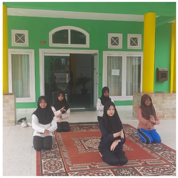 Momen! Siswi Madrasah Gelar Geladi Resik Tari Sekapur Sirih Sambut Kedatangan Tokoh Penting di Kemenag Batang Hari